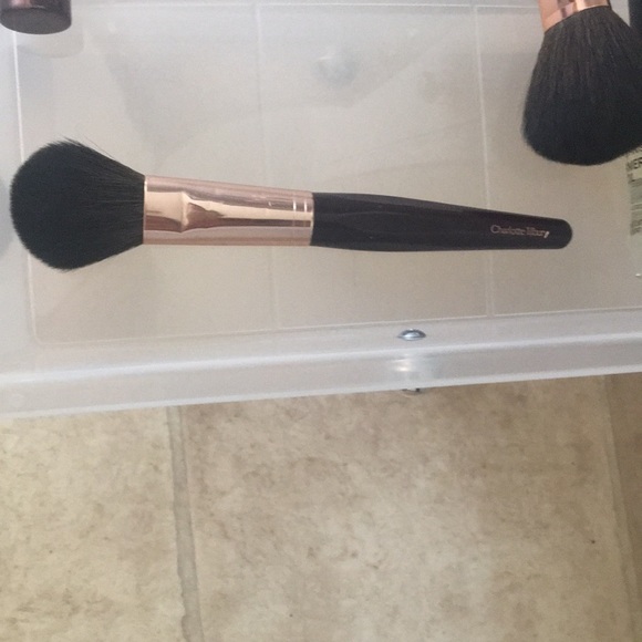 charlotte tilbury blusher brush